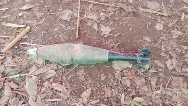 (စစ်ကောင်စီတပ် ပစ်ခတ်မှုကြောင့် ကော့ကရိတ်နယ်ရှိ နေအိမ်တစ်လုံး ထိခိုက်ပျက်စီးနေစဉ်နှင့် လက်နက်ကြီးကျည်အား တွေ့ရစဉ်။ ဓာတ်ပုံ - KNU)