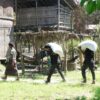 (မီးရှို့ခံရသည့်နေအိမ်များအား ဆန်အိတ်များ သွားရောက်လှူဒါန်းပေးနေစဥ်။ ဓာတ်ပုံ-MBT)