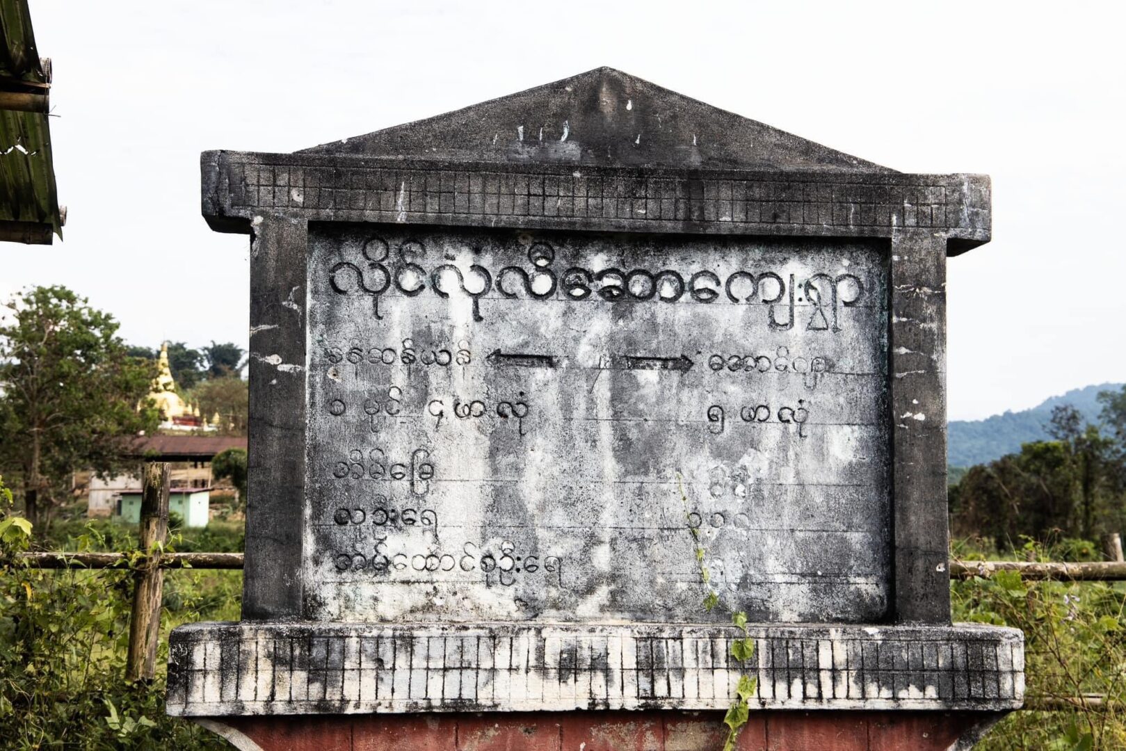 (ဒုဗိုလ်ချုပ်ကြီးဂွန်မော် စစ်မြေပြင်သို့သွားရောက်ကြည့်ရှု့စဉ်နှင့် စစ်ကောင်စီတပ်က ချပေးထားသော ထမင်းထုပ်အား တွေ့ရစဉ်။ ဓာတ်ပုံ - Gunmaw Sumlut/FB)