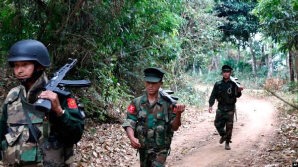 (ရှေ့တန်းတနေရာတွင် တွေ့ရသော ကချင်လွတ်လပ်ရေးတပ်မတော်(KIA)မှ ရဲဘော်များ။ ဓာတ်ပုံ - KIA)