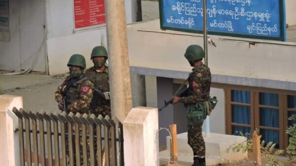 (မင်းတပ်မြို့ ကျန်းမာရေးဌာနရုံး၌ တွေ့ရသော စစ်ကောင်စီတပ်သားများ။ ဓာတ်ပုံ - CJ)