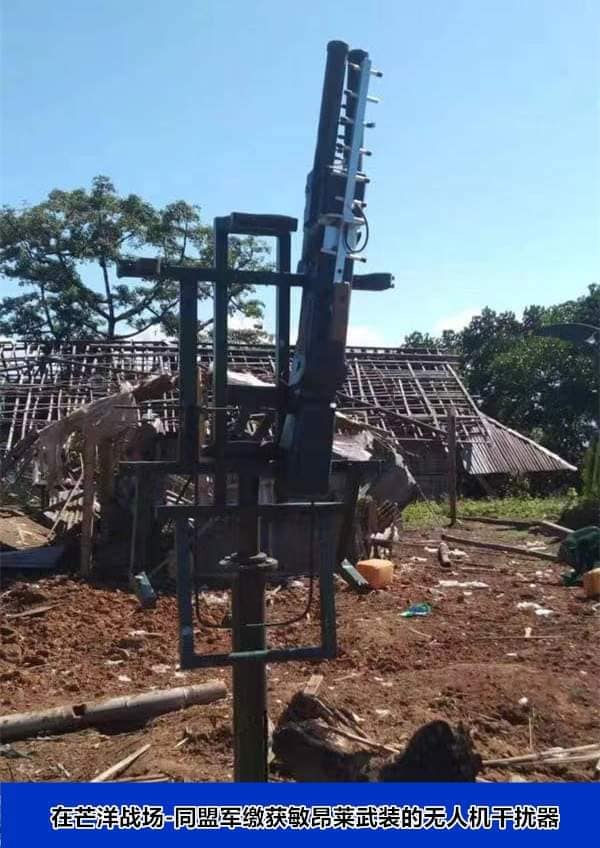 (စစ်ကောင်စီတပ်ထံမှ စစ်စခန်းများသိမ်းပိုက်ပြီးနောက်တော်လှန်ရေးအဖွဲ့များက လက်နက်၊ခဲယမ်း၊စစ်သုံးပစ္စည်းနှင့် စစ်သုံ့ပန်းများကိုသိမ်းပိုက်ရရှိစဥ်။ဓါတ်ပုံ-The Kokang)