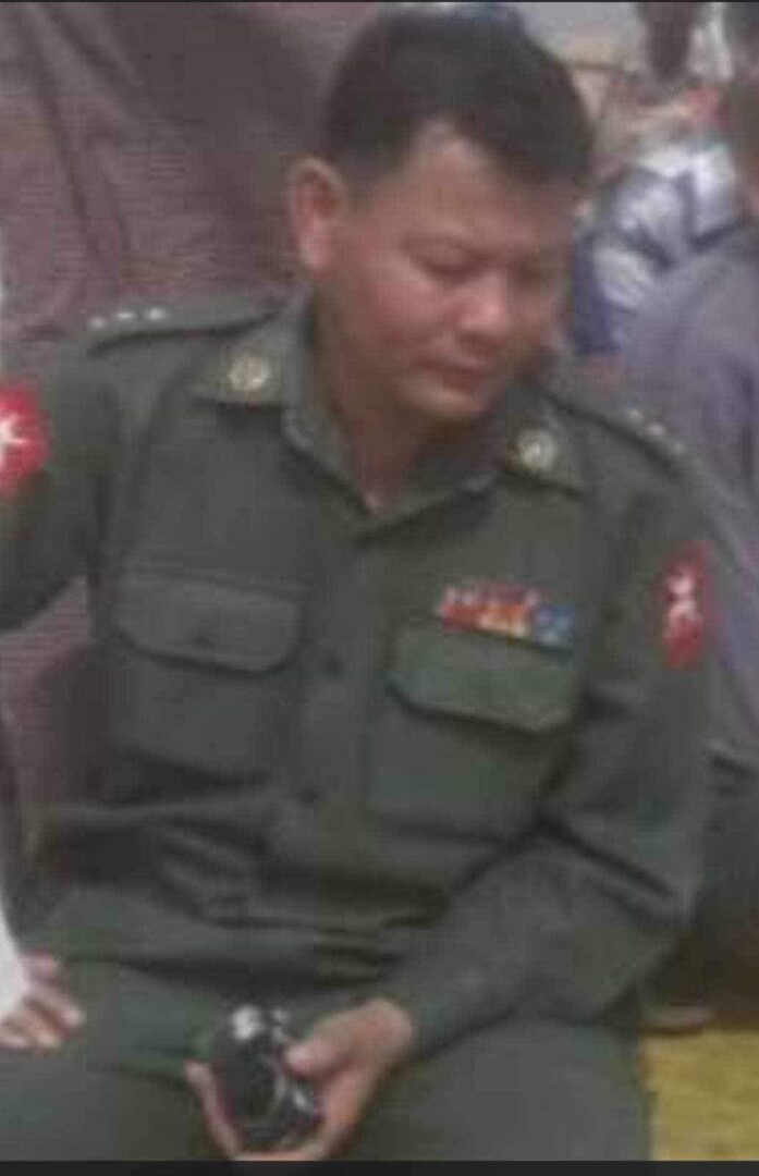 (အသတ်ခံရသည့် စစ်ကောင်စီတပ်မှ ဗိုလ်ကြီး မျိုးဆန်းဝင်းအား တွေ့ရစဉ်)