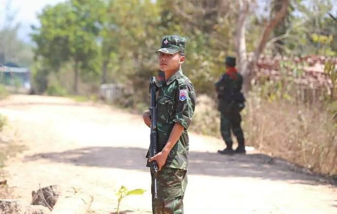 (KNU/KNLA မှ ရဲဘော်များအား တွေ့ရစဉ်။ ဓာတ်ပုံ - CJ)