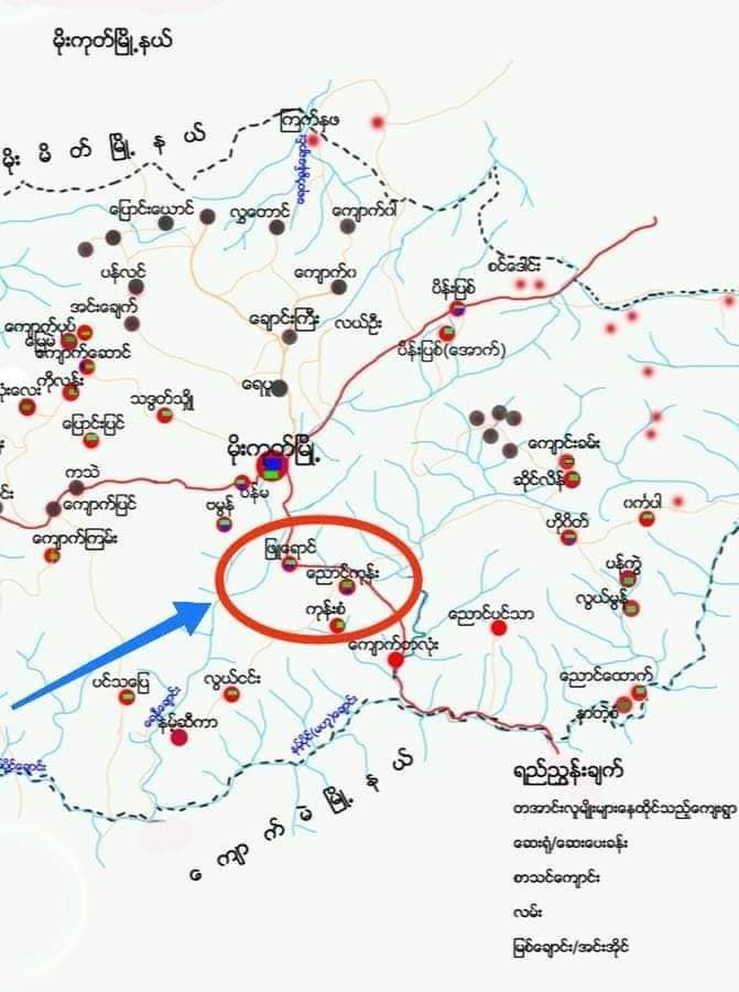 (စစ်ကောင်စီတပ်က မိုးကုတ်မြို့ရှိ ဗျူဟာကုန်းမှ လက်နက်ကြီးဖြင့် ပစ်ခတ်၍ ဘုရားပေါ်တွင် လက်နက်ကြီးကျည်ဖြတ်သန်းနေစဥ်/ တိုက်ပွဲဖြစ်ရာအနီးဝန်းကျင်ပြမြေပုံကြမ်း / TNLA တပ်ဖွဲ့ဝင်များ ။ဓါတ်ပုံ-CJ၊TNLA)