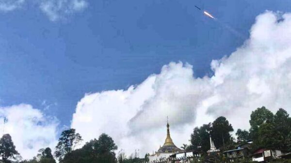 (စစ်​ကောင်စီတပ်က မိုးကုတ်မြို့ရှိ ဗျူဟာကုန်းမှ လက်နက်ကြီးဖြင့် ပစ်ခတ်၍ ဘုရား​ပေါ်တွင် လက်နက်ကြီးကျည်ဖြတ်သန်း​နေစဥ်/ တိုက်ပွဲဖြစ်ရာအနီးဝန်းကျင်ပြ​မြေပုံကြမ်း / TNLA တပ်ဖွဲ့ဝင်များ ။ဓါတ်ပုံ-CJ၊TNLA)