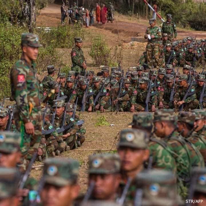 (စစ်ကောင်စီတပ်က မိုးကုတ်မြို့ရှိ ဗျူဟာကုန်းမှ လက်နက်ကြီးဖြင့် ပစ်ခတ်၍ ဘုရားပေါ်တွင် လက်နက်ကြီးကျည်ဖြတ်သန်းနေစဥ်/ တိုက်ပွဲဖြစ်ရာအနီးဝန်းကျင်ပြမြေပုံကြမ်း / TNLA တပ်ဖွဲ့ဝင်များ ။ဓါတ်ပုံ-CJ၊TNLA)