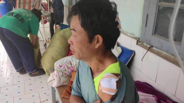 (စစ်ကောင်စီတပ် ပစ်ခတ်မှုကြောင့် ထိခိုက်ဒဏ်ရာရရှိသူများအား တွေ့ရစဉ်။ ဓာတ်ပုံ - CJ)