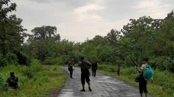 (သာယာဝတီခရိုင် တပ်ရင်း ၃၈၀၂၊ တပ်ခွဲ ၅ မှ ရဲဘော်အချို့အား ပဲခူးရိုးမဖြတ် လမ်းတစ်နေရာ၌ တွေ့ရစဥ်။ ဓာတ်ပုံ - ပေးပို့)