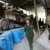 (ဝ​ဒေသရှိ သံဖြူစက်ရုံတစ်ရုံ။ ဓါတ်ပုံ-ရိုက်တာ)