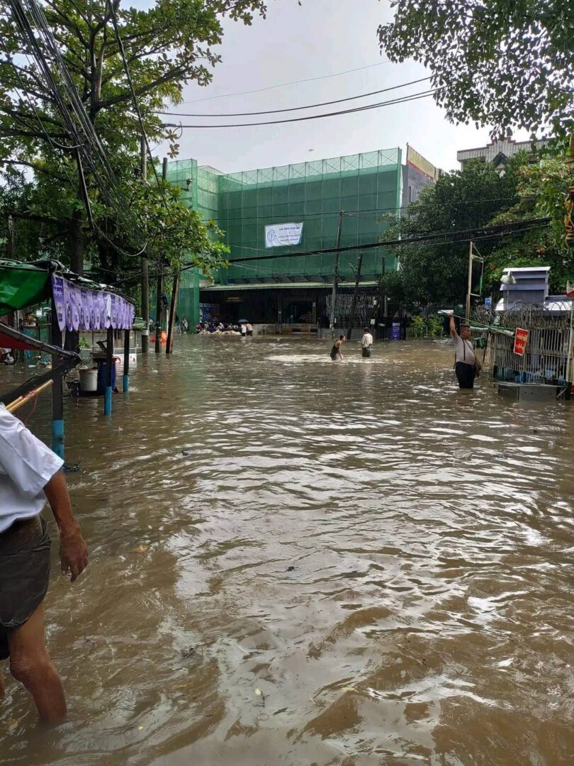 (ရန်ကုန်တွင် အောက်တိုဘာ ၂၄ ရက်ကရေကြီးရေလျှံနေမှုမြင်ကွင်း။ဓါတ်ပုံ-CJ)