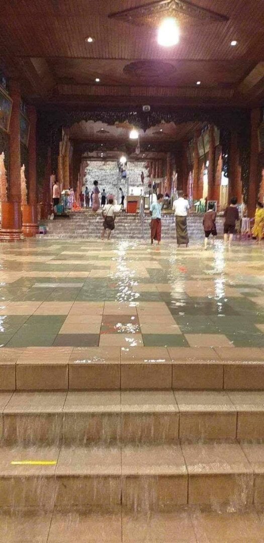 (ရန်ကုန်တွင် အောက်တိုဘာ ၂၄ ရက်ကရေကြီးရေလျှံနေမှုမြင်ကွင်း။ဓါတ်ပုံ-CJ)