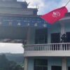 (ချင်း​ရွှေ​ဟော်မြို့တွင် ကိုးကန့်(MNDAA)တပ်ဖွဲ့ဝင် တစ်ဦးက MNDAA လွှင့်ထူ​ဝှေ့ယမ်း​နေစဥ်။ဓါတ်ပုံ-MNDAA)