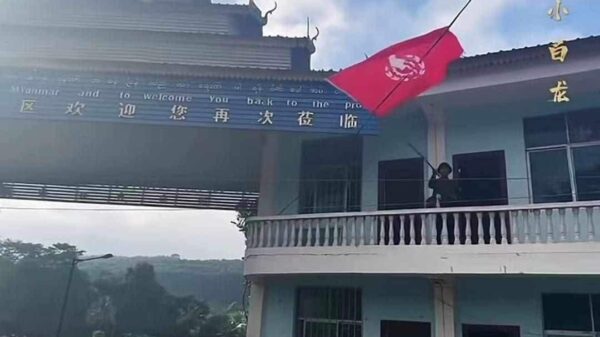 (ချင်း​ရွှေ​ဟော်မြို့တွင် ကိုးကန့်(MNDAA)တပ်ဖွဲ့ဝင် တစ်ဦးက MNDAA လွှင့်ထူ​ဝှေ့ယမ်း​နေစဥ်။ဓါတ်ပုံ-MNDAA)