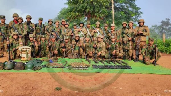 (TNLA ပူးပေါင်းတပ်မှ ရဲဘော်များနှင့် သိမ်းဆည်းရရှိသော လက်နက်ခဲယမ်းများအား တွေ့ရစဉ်။ ဓာတ်ပုံ - TNLA)