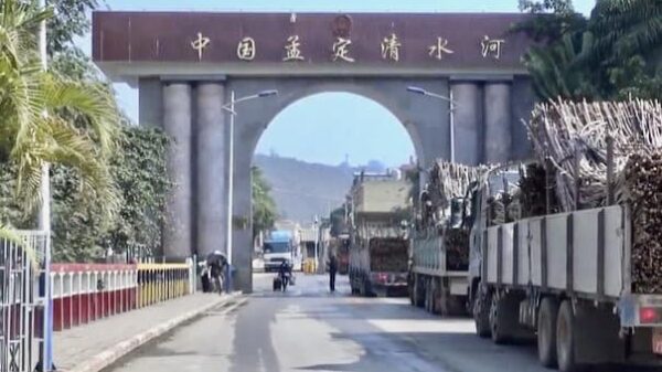(ကိုးကန့်ကိုယ်ပိုင်အုပ်ချုပ်ခွင့်ရဒေသ ချင်းရွှေဟော်နယ်စပ်ဂိတ်ကိုတွေ့ရစဉ်။ ဓာတ်ပုံ - CJ)