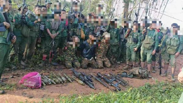 (ယ​နေ့နံနက် တိုက်ပွဲအချို့တွင် စစ်​ကောင်စီတပ်ထံမှ စစ်သုံ့ပန်းနှင့် သိမ်းဆည်းရရှိ​သော လက်နက် ခဲယမ်းအချို့ကို MNDAA ကပြသထားစဉ်။ ဓာတ်ပုံ-The Kokang)