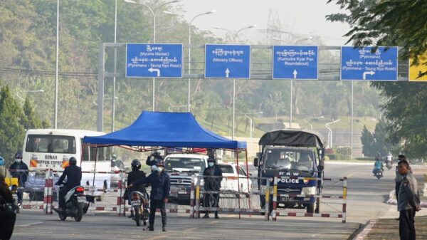 (နေပြည်တော်ရှိ စစ်ကောင်စီစစ်ဆေးရေးဂိတ်တစ်ခုအား တွေ့ရစဥ်။ ဓာတ်ပုံ - Cj)