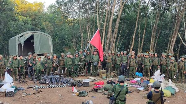 (စစ်​ကောင်စီတပ်ထံမှ စစ်စခန်းများသိမ်းပိုက်ပြီး​နောက်​တော်လှန်​ရေးအဖွဲ့များက လက်နက်၊ခဲယမ်း၊စစ်သုံးပစ္စည်းနှင့် စစ်သုံ့ပန်းများကို​သိမ်းပိုက်ရရှိစဥ်။ဓါတ်ပုံ-The Kokang)