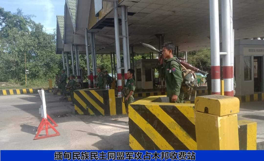 (စစ်ကောင်စီတပ်ထံမှ စစ်စခန်းများသိမ်းပိုက်ပြီးနောက်တော်လှန်ရေးအဖွဲ့များက လက်နက်၊ခဲယမ်း၊စစ်သုံးပစ္စည်းနှင့် စစ်သုံ့ပန်းများကိုသိမ်းပိုက်ရရှိစဥ်။ဓါတ်ပုံ-The Kokang)