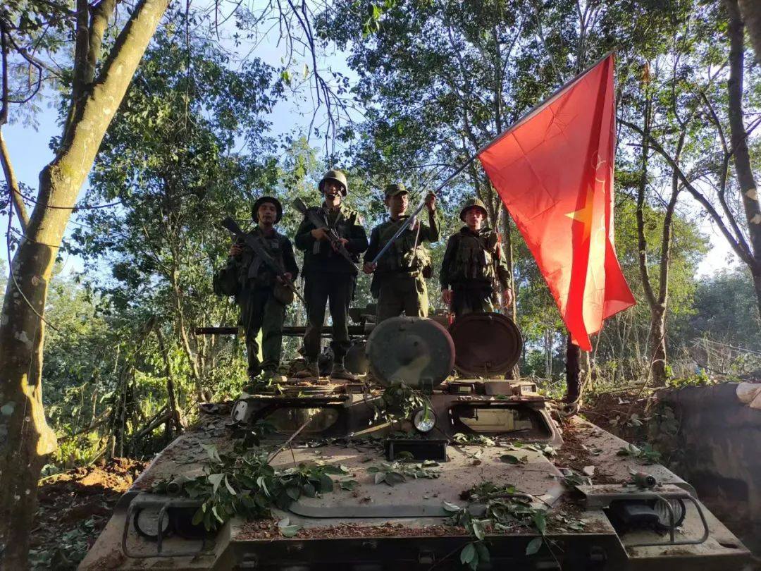 ('၁၀၂၇စစ်ဆင်ရေး' ငါးရက်အတွင်း မြောက်ပိုင်းမဟာမိတ်သုံးဖွဲ့ တိုက်ခိုက်သိမ်းပိုက်ခဲ့သော စစ်ကောင်စီစခန်းများအား တွေ့ရစဥ်။ ဓာတ်ပုံ - The Kokang)