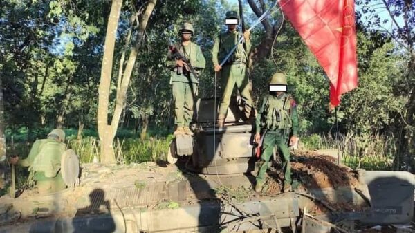 (စစ်ကောင်စီတပ်ထံမှ သိမ်းယူထား သော သံချပ်ကာကားနှင့် တင့်ကားများအား တွေ့ရစဥ်။ ဓာတ်ပုံ-The Kokang၊File Photo))
