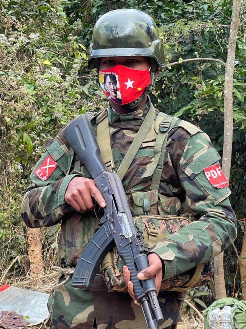 (စစ်ကောင်စီတပ်အား တိုက်ခိုက်နေသာ KIA/PDF ပူးပေါင်းတပ်မှ ရဲဘော်များအား တွေ့ရစဉ်။ ဓာတ်ပုံ - Myu Tsaw Kasa)