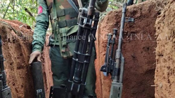 (စစ်ကောင်စီ၏ ကန်တောင်ယန် (ဂန်ဒေါင်ယန်)စခန်းသိမ်းပိုက်ပြီးနောက်သိမ်းဆည်းရရှိသော လက်နက်အချို့အား ရဲဘော်တစ်ဦးက ပြသနေစဥ်။ ဓာတ်ပုံ - Operation 1027 - 3BHA)