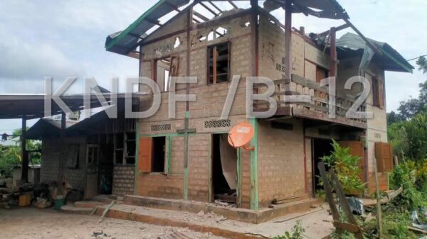 (စစ်ကောင်စီတပ် ပစ်ခတ်မှုကြောင့် လူနေအိမ်များ ထိခိုက်ပျက်စီးနေသည်ကို တွေ့ရစဉ်။ ဓာတ်ပုံ - KNDF)