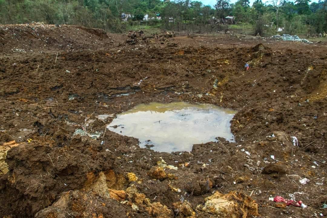 စစ်ကောင်စီတပ် ဗုံးကျဲတိုက်ခိုက်မှု ကြောင့် မုန်လိုင်ခက်စစ်ရှောင်စခန်း အပျက်အစီးများ ။ဓါတ်ပုံ-KIA ၊ CJ