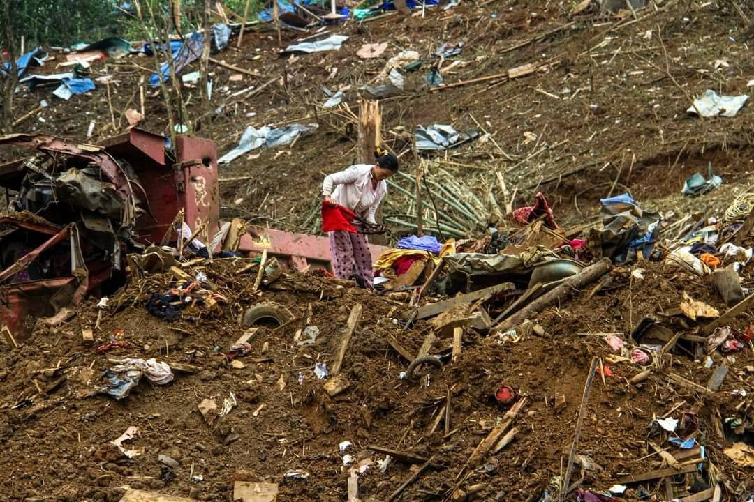 စစ်ကောင်စီတပ် ဗုံးကျဲတိုက်ခိုက်မှု ကြောင့် မုန်လိုင်ခက်စစ်ရှောင်စခန်း အပျက်အစီးများ ။ဓါတ်ပုံ-KIA ၊ CJ