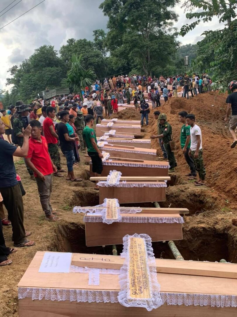 မုန်လိုင်ခက် စစ်ရှောင်စခန်းတွင် ဗုံးကျဲခံရ၍ သေဆုံးခဲ့သူများကို သဂြိုဟ်စဥ်။ ဓါတ်ပုံ-CJ