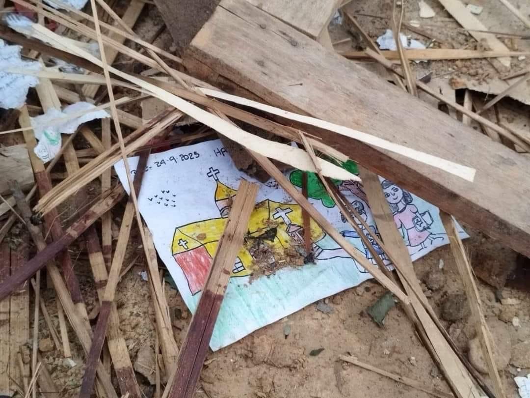 စစ်ကောင်စီတပ် ဗုံးကျဲတိုက်ခိုက်မှု
ကြောင့် မုန်လိုင်ခက်စစ်ရှောင်စခန်း အပျက်အစီးများ ။ဓါတ်ပုံ-KIA ၊ CJ