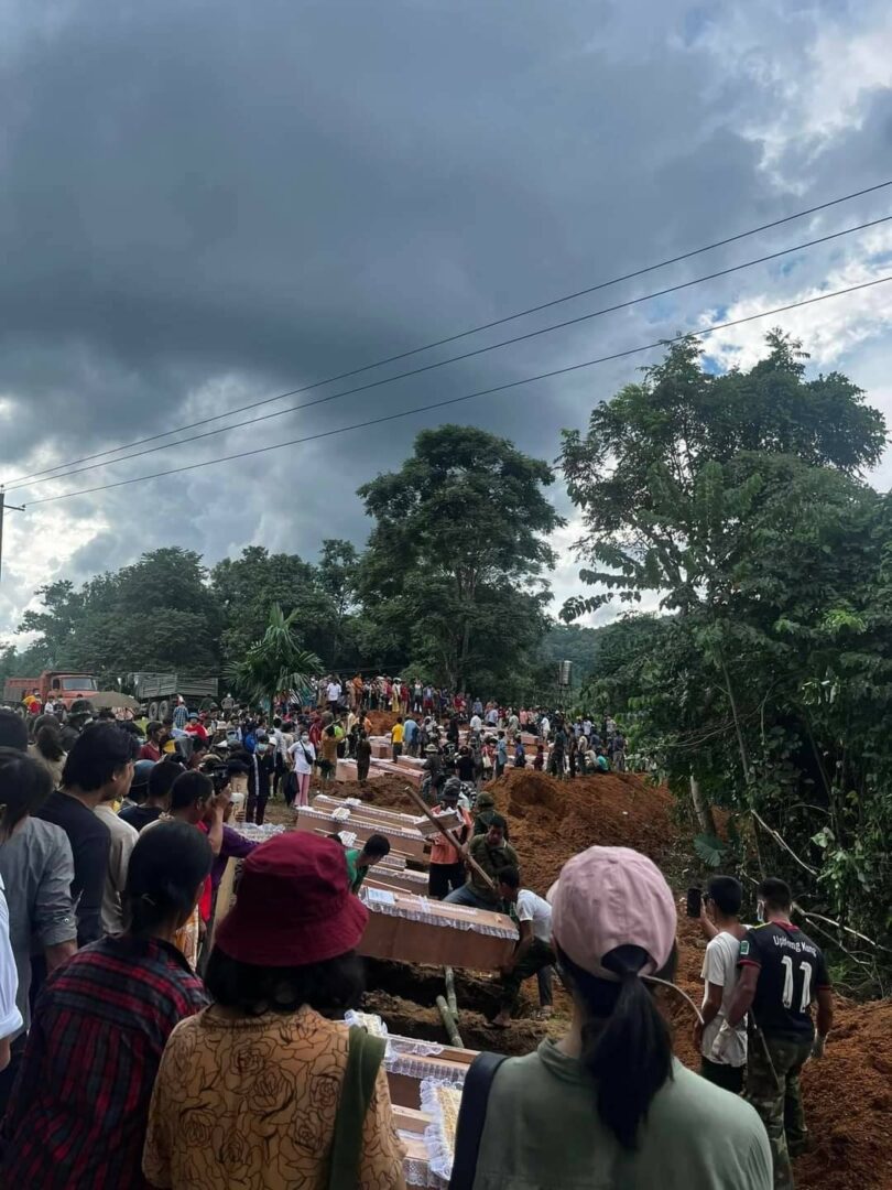 မုန်လိုင်ခက် စစ်ရှောင်စခန်းတွင် ဗုံးကျဲခံရ၍ သေဆုံးခဲ့သူများကို သဂြိုဟ်စဥ်။ ဓါတ်ပုံ-CJ