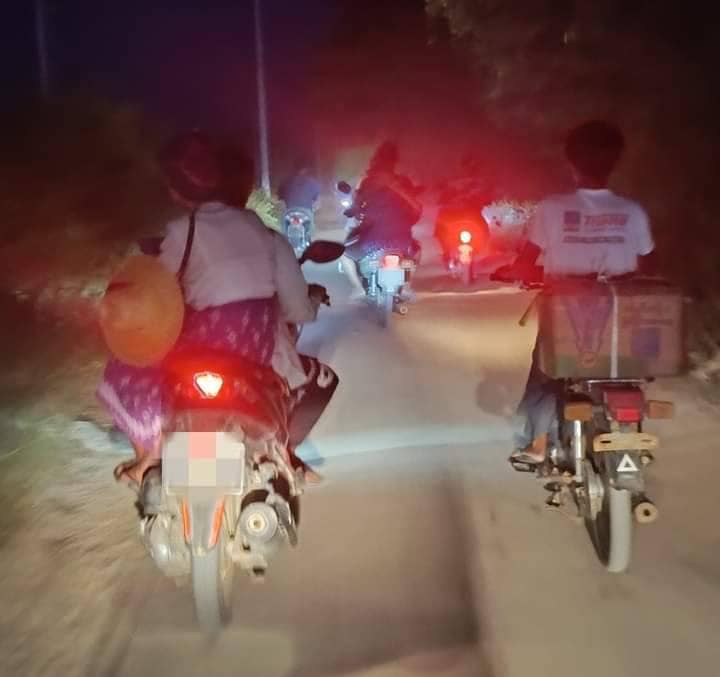 (ထွက်ပြေးတိမ်းရှောင်လာသော ပြည်သူများအား တွေ့ရစဥ်။ဓာတ်ပုံ-ဒီပဲယင်းမြို့နယ်စစ်ရှောင်ထောက်ပံ့ရေးအဖွဲ့)