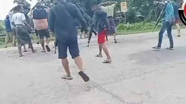 (​ထားဝယ်​ထောင်မှ ထွက်လာ​​သောကားကို ​ပြောကျားအဖွဲ့ကတားဆီး စီးနင်းပြီး အကျဥ်း​ထောင်ဝန်ထမ်းနှင့်အကျဥ်းသားများကိုဖမ်းဆီး​ခေါ်​ဆောင်သွားစဥ်။ဓါတ်ပုံ-DGRF)