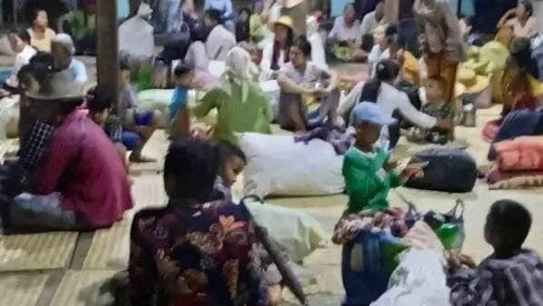 ထွက်ပြေးတိမ်းရှောင်လာရသော ကောလင်းမြို့ပေါ်မှဒေသခံများအား တွေ့ရစဥ်။ရဓာတ်ပုံ-Kawlin Info
