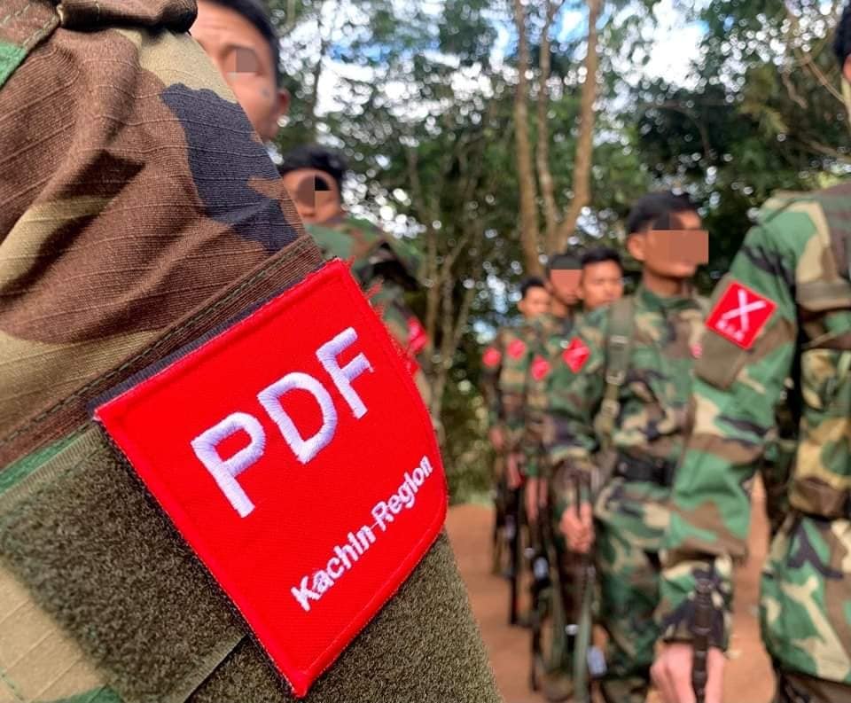 (AA ၊KIA ၊ PDF တပ်ဖွဲ့ဝင်အချို့ နှင့် တိုက်ပွဲဖြစ်ပွားရာ​​နေရာပြ​မြေပုံ။ ဓါတ်ပုံ-RFA ၊KIA)
