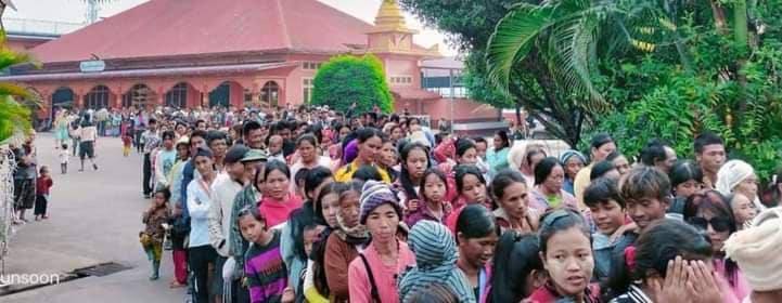 (တိုက်ပွဲကြောင့် စစ်ဘေးရှောင်နေရသော ပြည်သူများအား တွေ့ရစဥ်။ ဓာတ်ပုံ - TNLA)