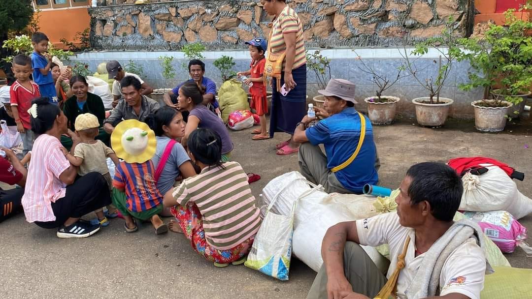 (တိုက်ပွဲတွေဖြစ်ပွားပြီးနေရပ်စွန့်ခွာထွက်ပြေးတိမ်ရှောင်နေကြတဲ့ စစ်ဘေးရှောင်ပြည်သူတွေ ။ဓါတ်ပုံ-ရွှေဖီမြေ)
