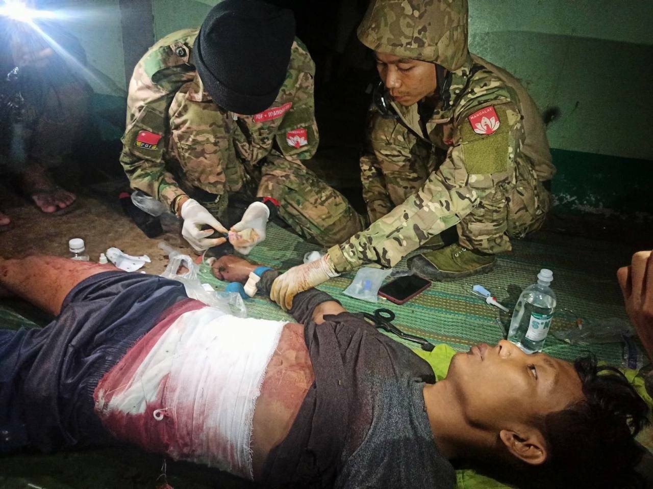 (ဒဏ်ရာနှင့်ဖမ်းဆီးရမိခဲ့သော စစ်ကောင်စီတပ်သားများအား ဆေးကုသမှုပေးနေစဥ်။ ဓာတ်ပုံ - မန္တလေး PDF)