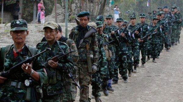 (၂၀၁၂ ဇန်န၀ါရီ ၃၁ရက်က ကျင်းပတဲ့ (၆၃)နှစ်မြောက် ကရင်တော်လှန်ရေးနေ့အခမ်းအနား၌ ကရင်အမျိုးသားအစည်းအရုံး (KNU) တပ်ဖွဲ့ဝင်တွေကို တွေ့ရစဉ်။ ဓာတ်ပုံ - ရိုက်တာ)