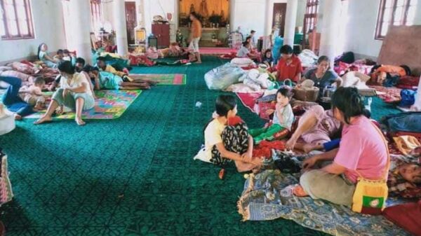 (တိုက်ပွဲကြောင့် စစ်ဘေးရှောင်နေရသော ပြည်သူများအား တွေ့ရစဥ်။ ဓာတ်ပုံ - TNLA)