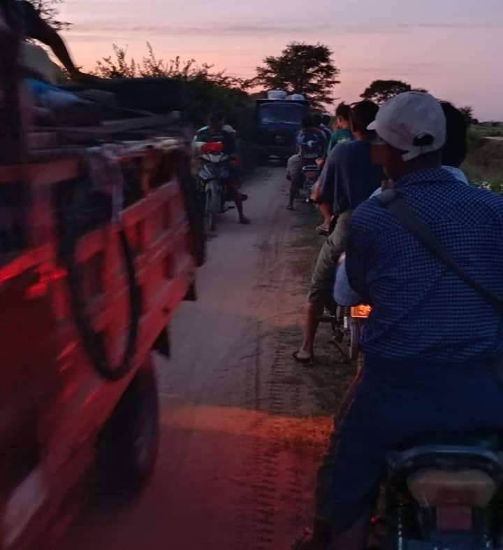 (ထွက်ပြေးတိမ်းရှောင်လာသော ပြည်သူများအား တွေ့ရစဥ်။ဓာတ်ပုံ-ဒီပဲယင်းမြို့နယ်စစ်ရှောင်ထောက်ပံ့ရေးအဖွဲ့)