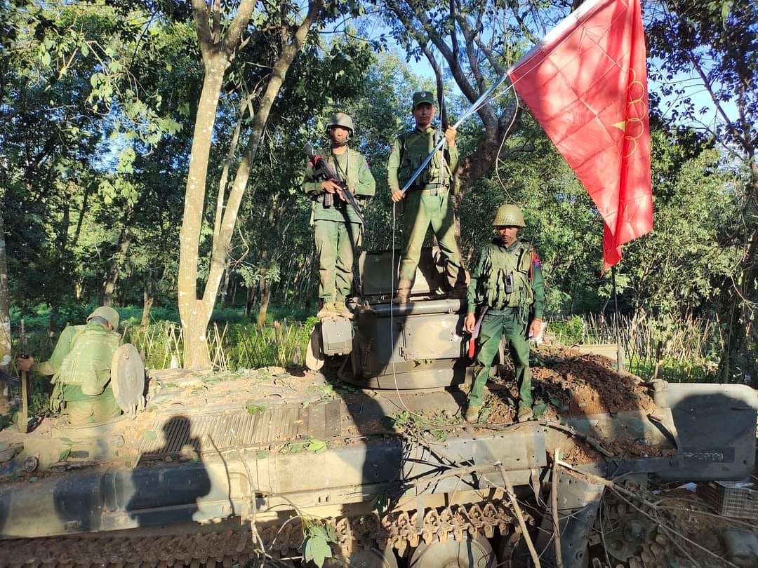 (ညီနောင်မဟာမိတ် ၃ ဖွဲ့သည်တစ်ပါတ်အတွင်းစစ်ကောင်စီတပ်စခန်း ၁၀၀ ကျော် ၊မြို့ပေါင်း ၄ မြို့ ၊ သံချပ်ကာ/တင့်ကား ၆ စီးနှင့် လက်နက်ခဲယမ်းအမြောက်အများကိုတိုက်ခိုက်သိမ်းပိုက်ထားသည်။ဓါတ်ပုံ-The Kokang)