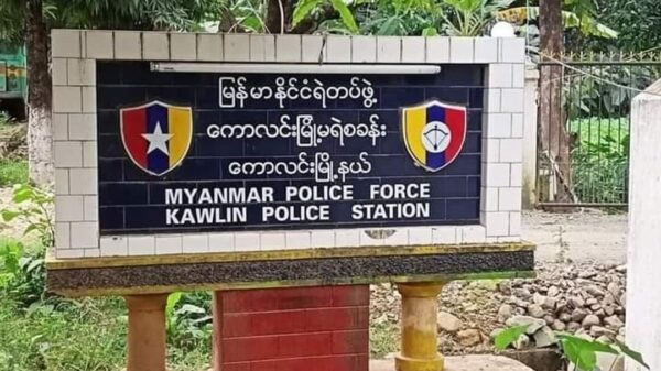 (​ကောလင်းမြို့တည်​နေရာကိုGoogle Earth တွင်​တွေ့ရစဥ်နှင့် ကောလင်းရဲစခန်းနှင့် စစ်​ဘေး​ရှောင်ပြည်သူများ။ ဓါတ်ပုံ-Kaw Lin Info ၊ CJ)