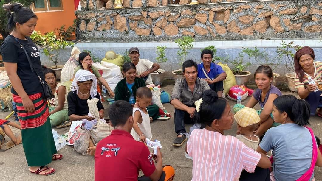 (တိုက်ပွဲတွေဖြစ်ပွားပြီးနေရပ်စွန့်ခွာထွက်ပြေးတိမ်ရှောင်နေကြတဲ့ စစ်ဘေးရှောင်ပြည်သူတွေ ။ဓါတ်ပုံ-ရွှေဖီမြေ)