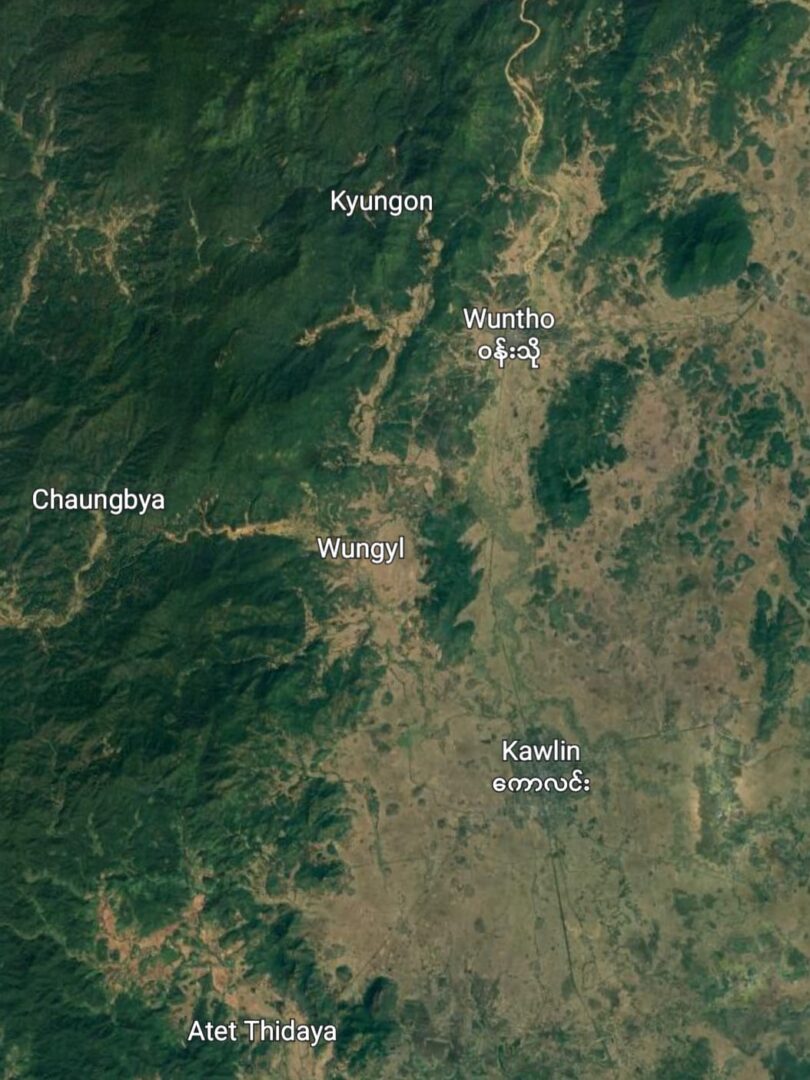 (ကောလင်းမြို့တည်နေရာကိုGoogle Earth တွင်တွေ့ရစဥ်နှင့် ကောလင်းရဲစခန်းနှင့် စစ်ဘေးရှောင်ပြည်သူများ။ ဓါတ်ပုံ-Kaw Lin Info ၊ CJ)