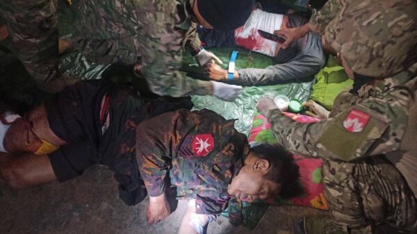 (ဒဏ်ရာနှင့်ဖမ်းဆီးရမိခဲ့သော စစ်ကောင်စီတပ်သားများအား ဆေးကုသမှုပေးနေစဥ်။ ဓာတ်ပုံ - မန္တလေး PDF)
