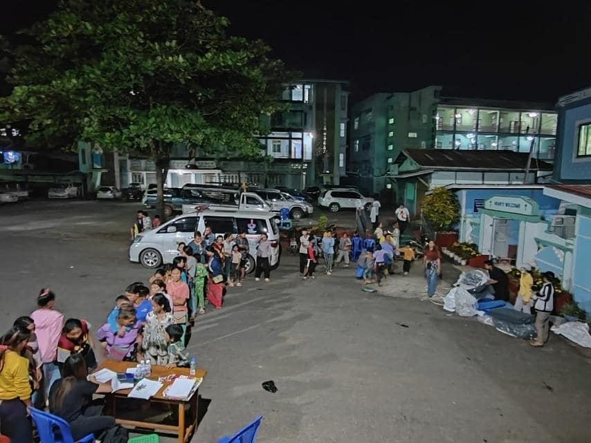 စစ်ရှောင်ပြည်သူတွေကိုတွေ့ရစဉ်
